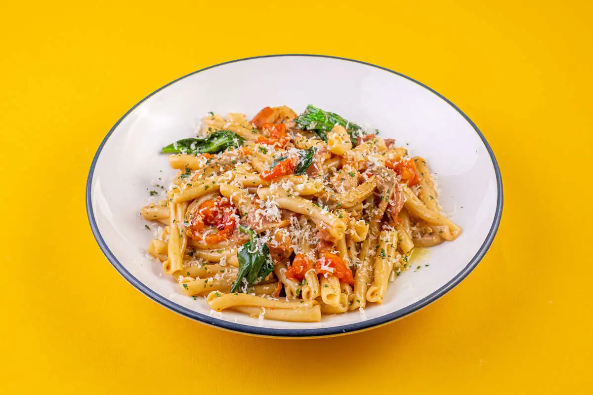 Казарече с беконом в томатно-перечном соусе