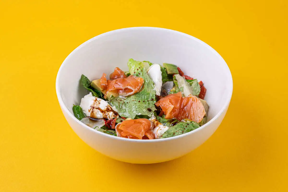 Салат с лососем и авокадо