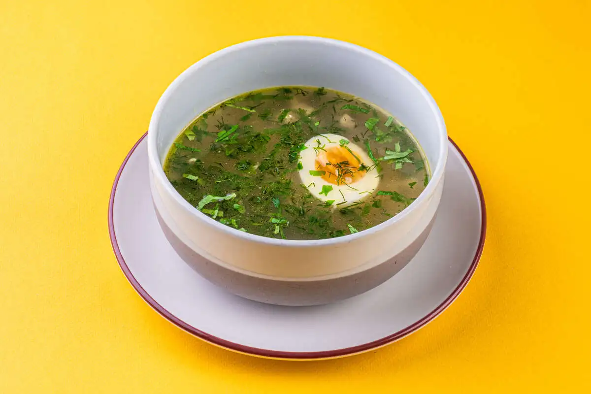 Куриный суп с фреголой, яйцом и зеленью