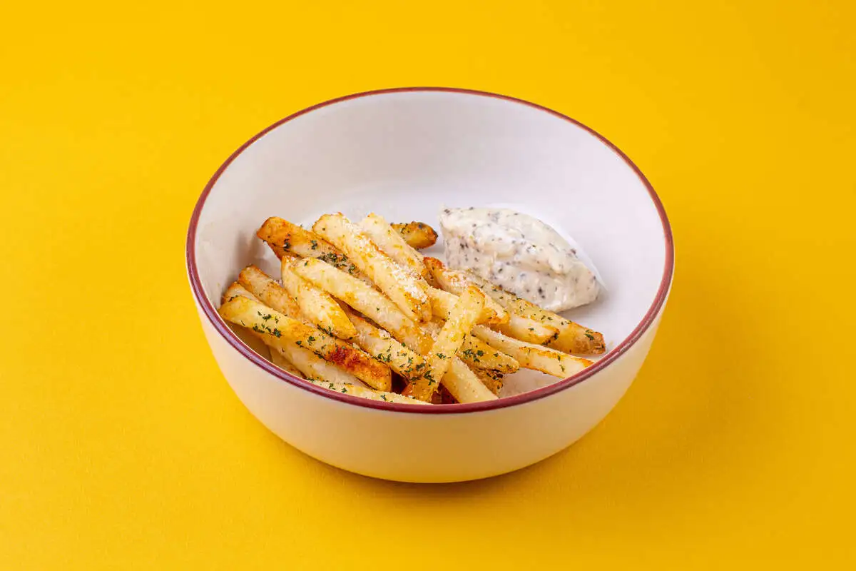 Картофель фри с трюфельным айоли