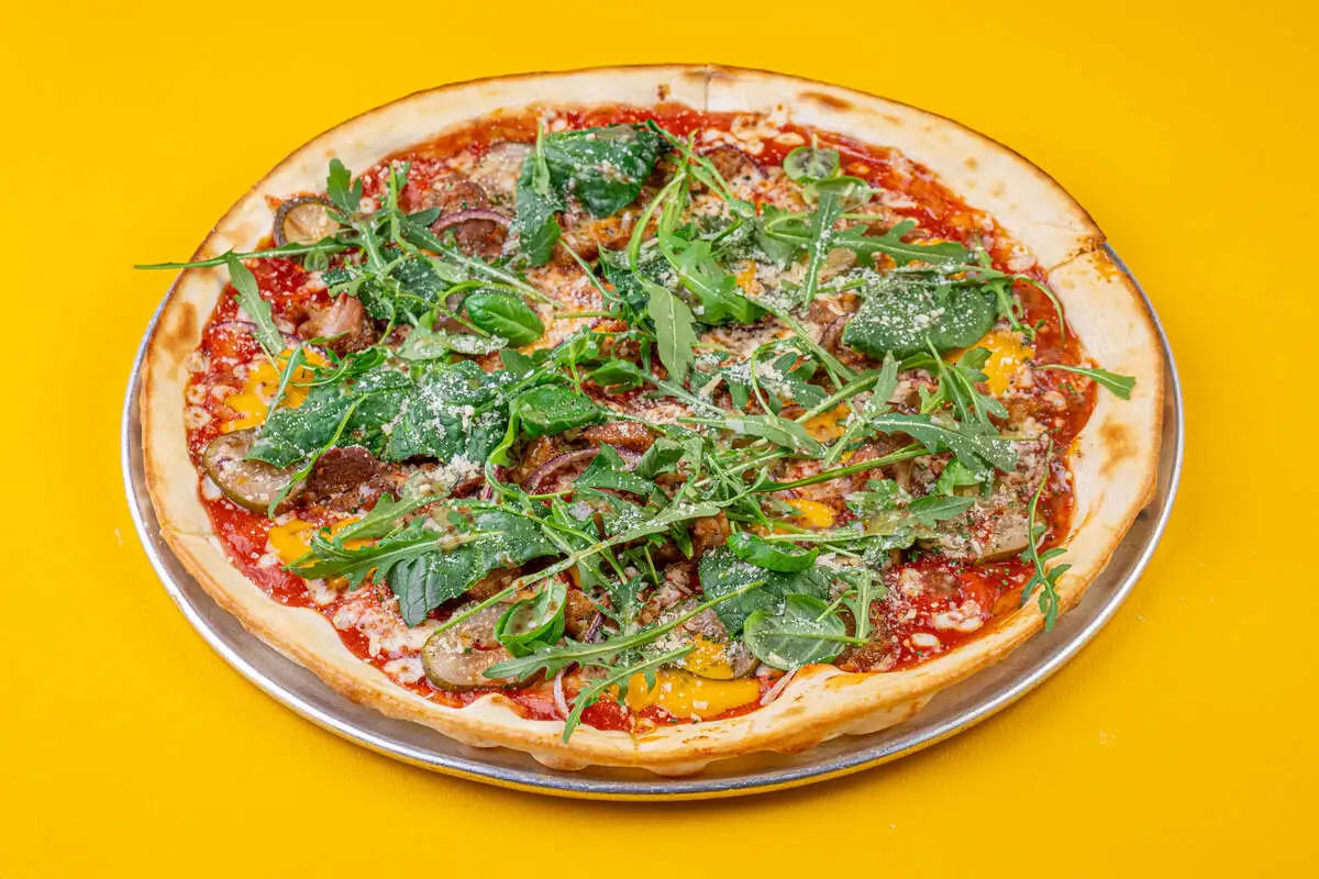 Пицца со свиным рагу и маринованным огурцом