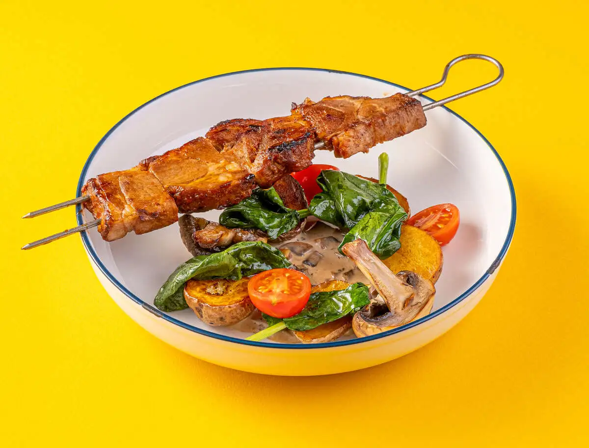 Свиная шея с жареными овощами