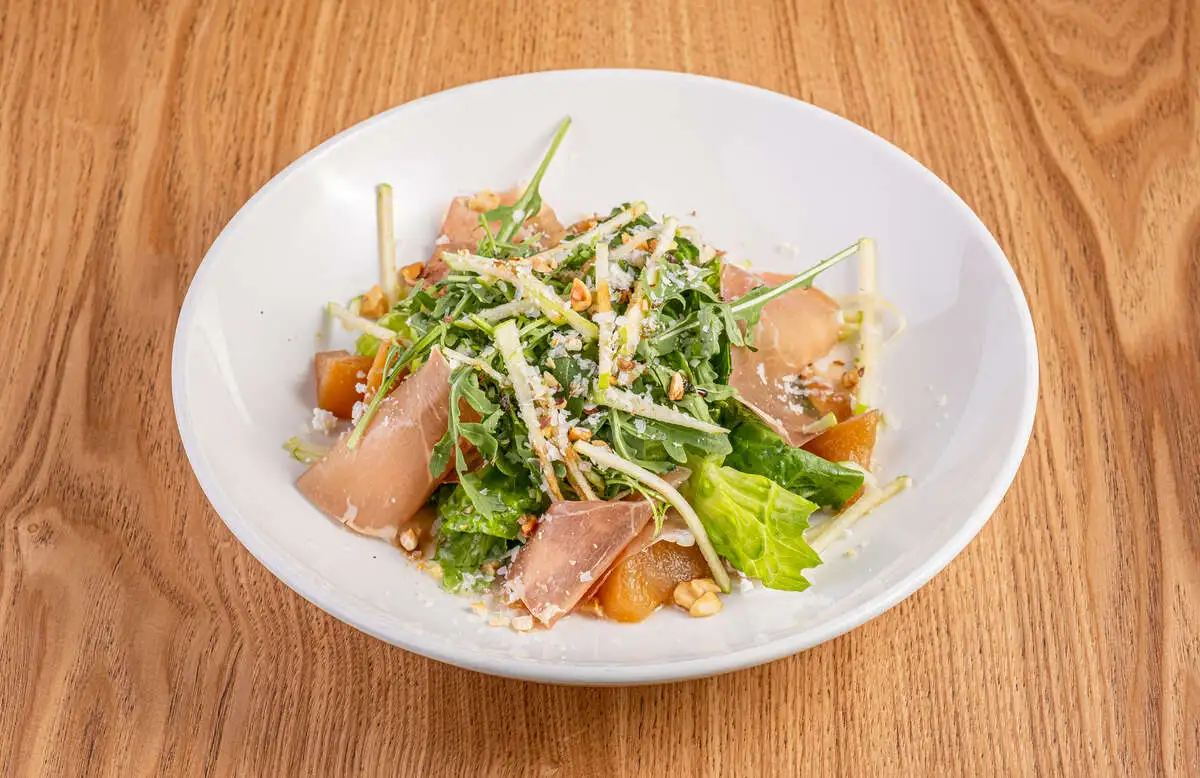 Салат с грушей, рикоттой, прошутто