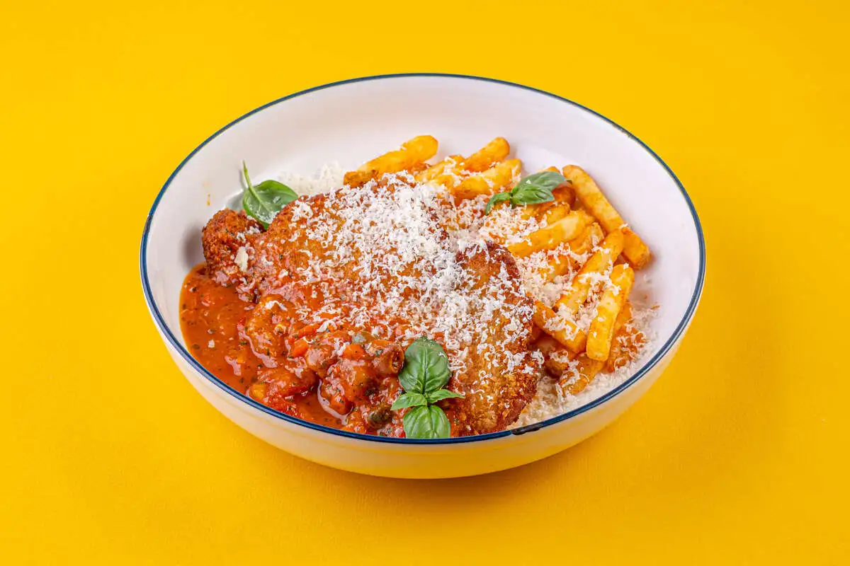 Цыпленок хрустящий качиаторе с картофелем фри