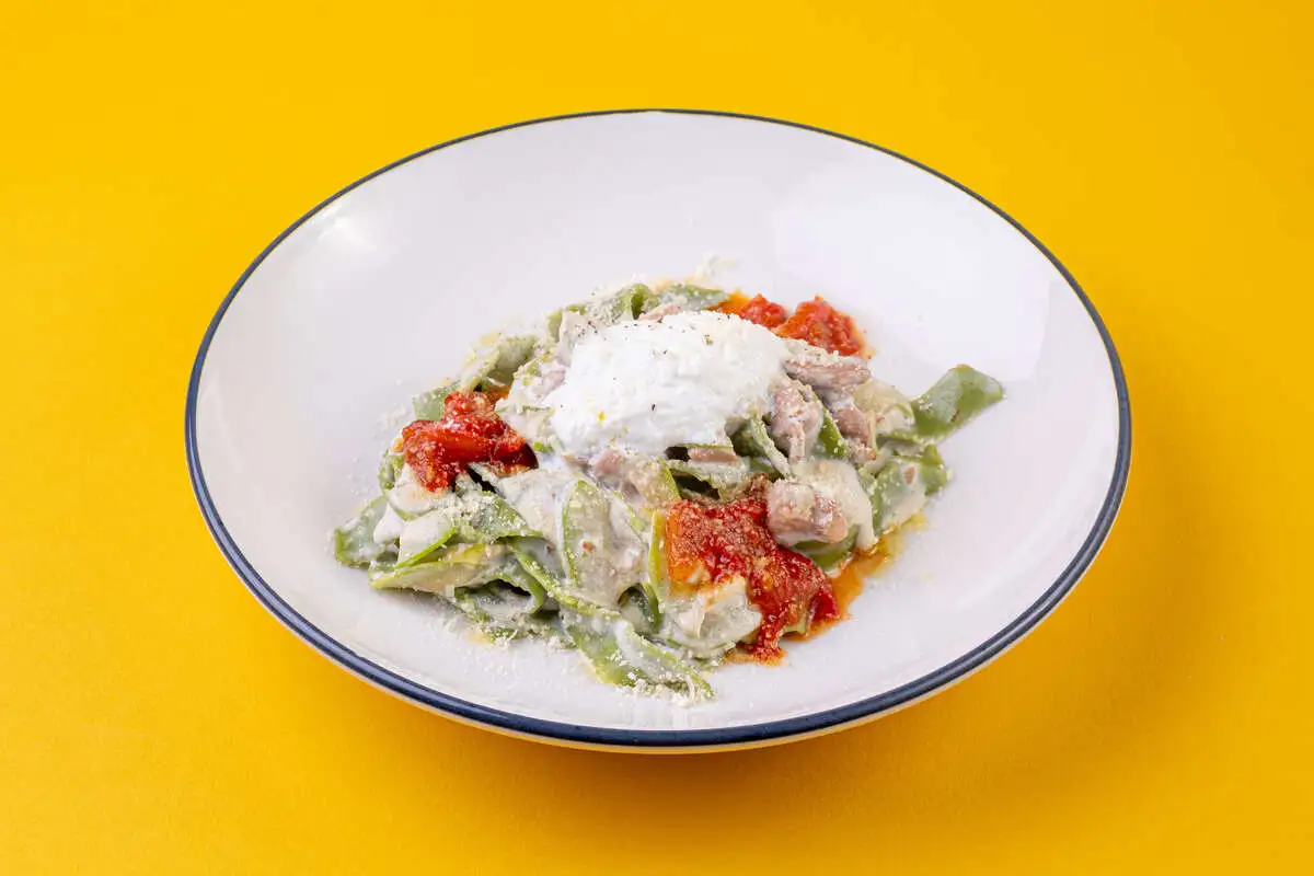 Феттуччине со шпинатом и куриным бедром