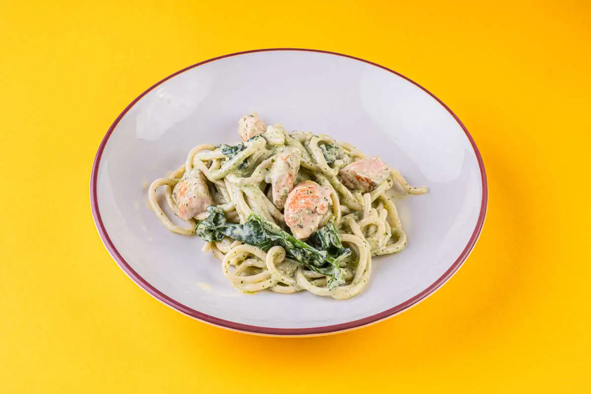 Спагетти с форелью и шпинатом