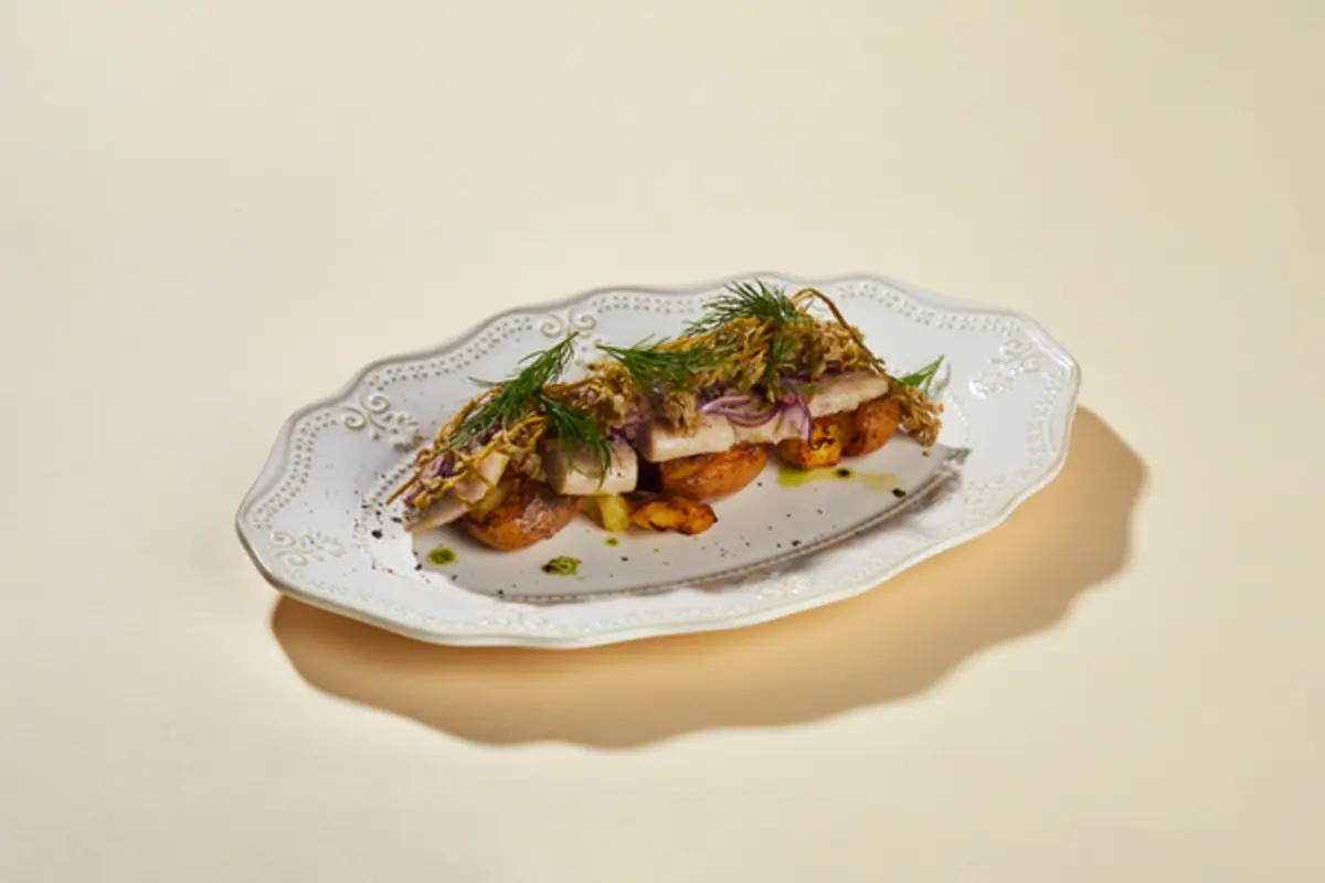 Сельдь с запеченым картофелем и красным луком