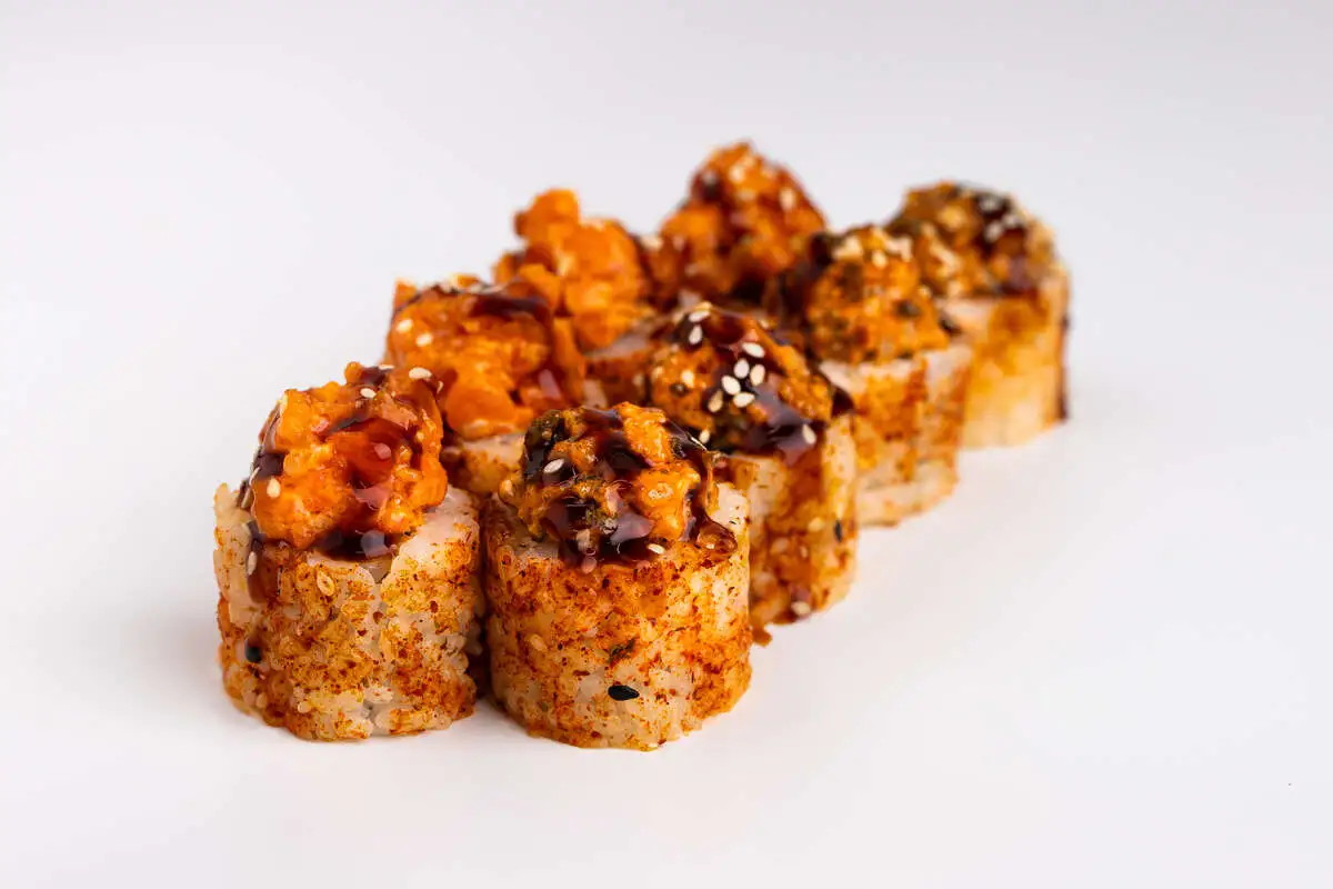 Острый ролл с шапкой из лосося и угря