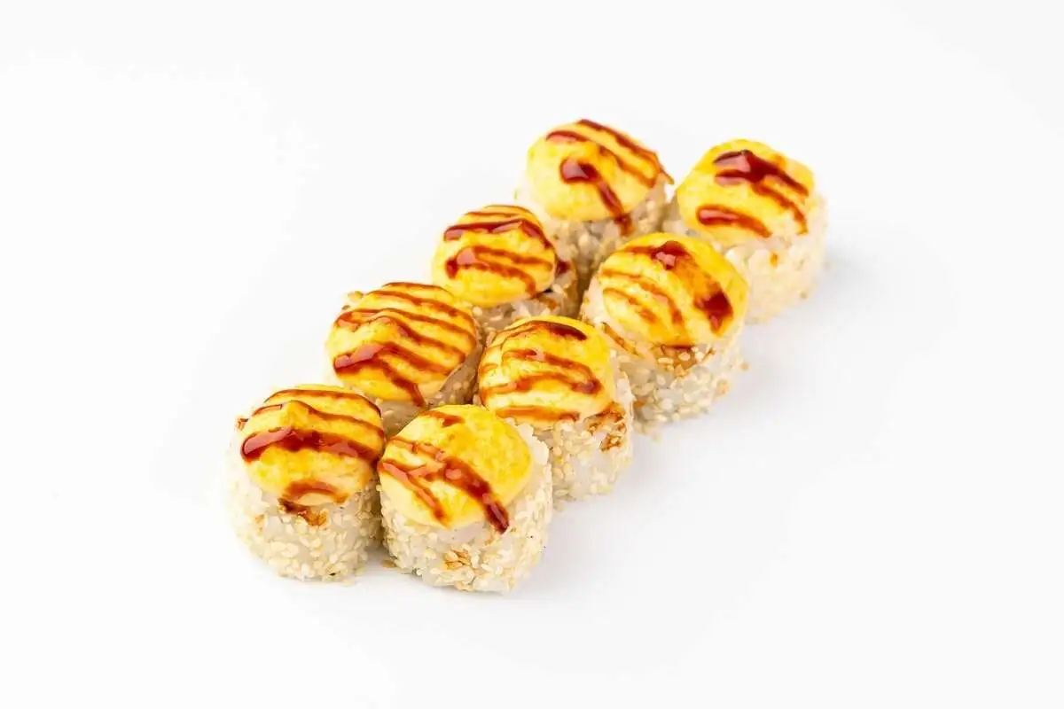 Запеченый ролл с огурцом в кунжуте