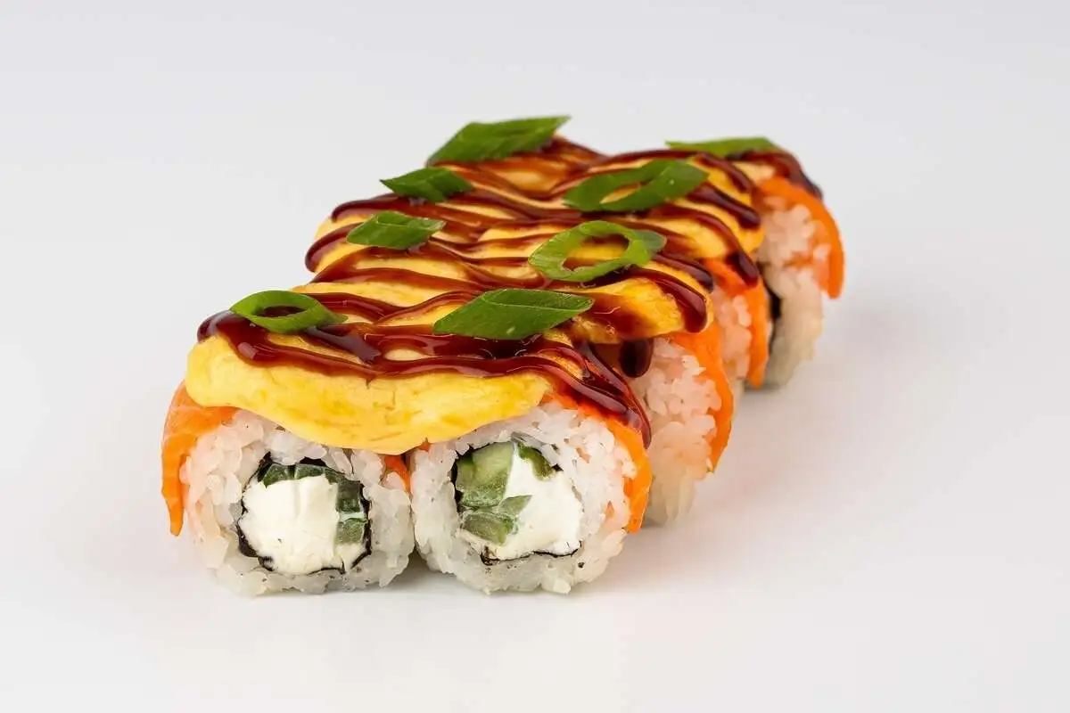 Запеченный ролл с лососем под сырной шапкой