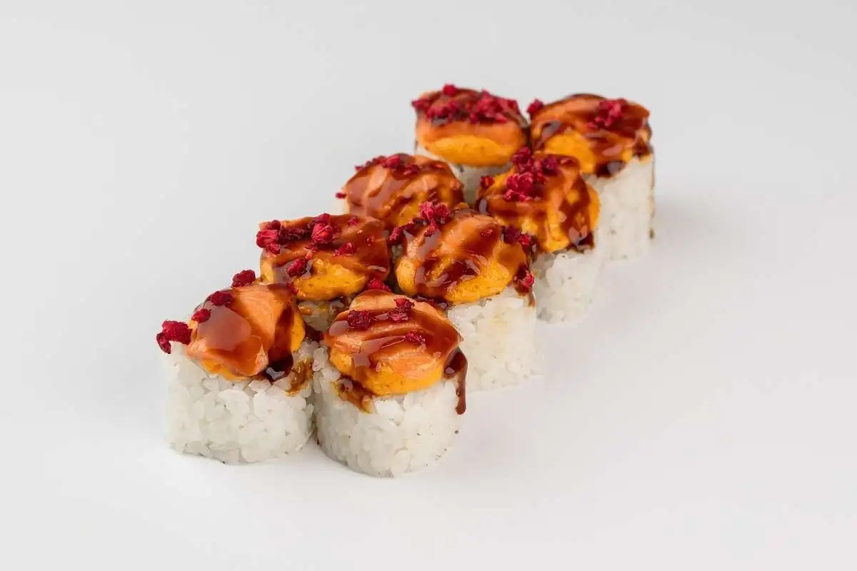 Гурман ролл с лососем и малиной запеченный