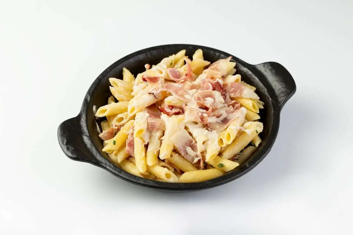 Паста пенне в соусе Карбонара с беконом