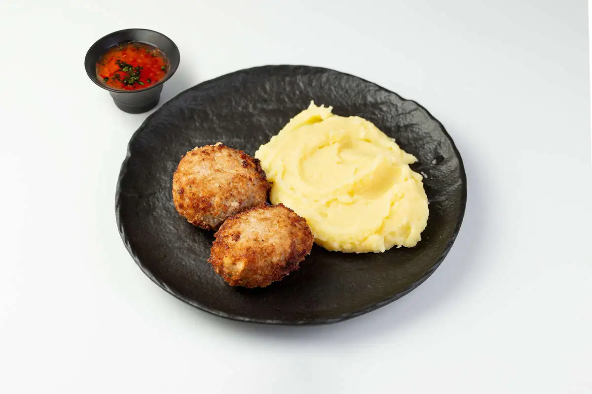 Котлеты из трех видов мяса с картофельным пюре и соусом сладкий чили