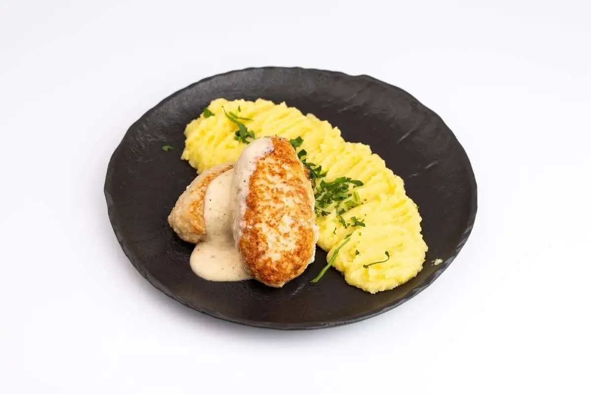 Бабушкины котлеты в сливочном соусе с картофельным  пюре