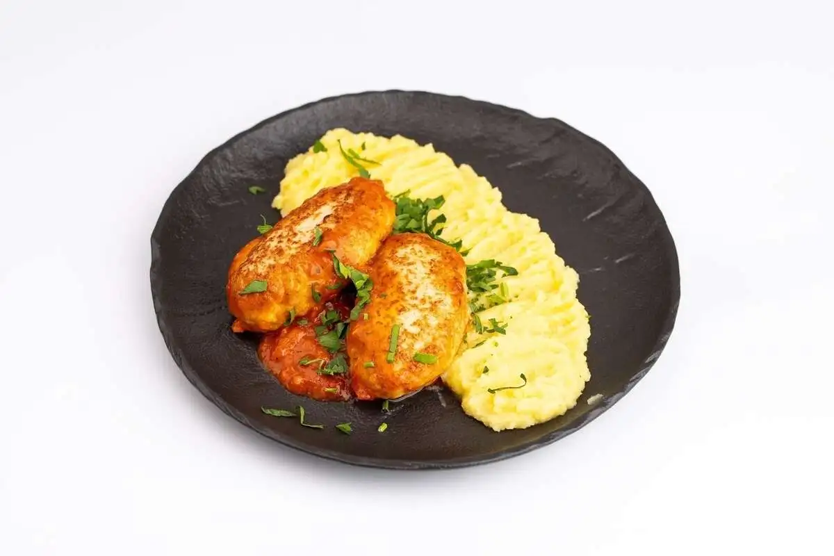 Бабушкины котлеты в томатном соусе с картофельным  пюре