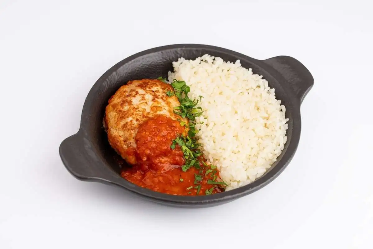 Зраза куриная под томатным соусом с рисом