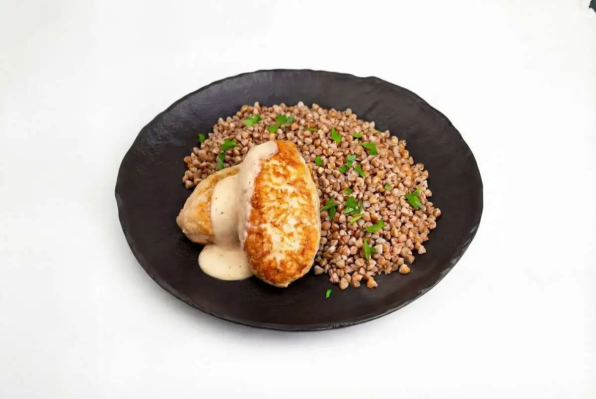 Бабушкины котлеты в сливочно-перечном соусе С ГРЕЧНЕВОЙ КАШЕЙ