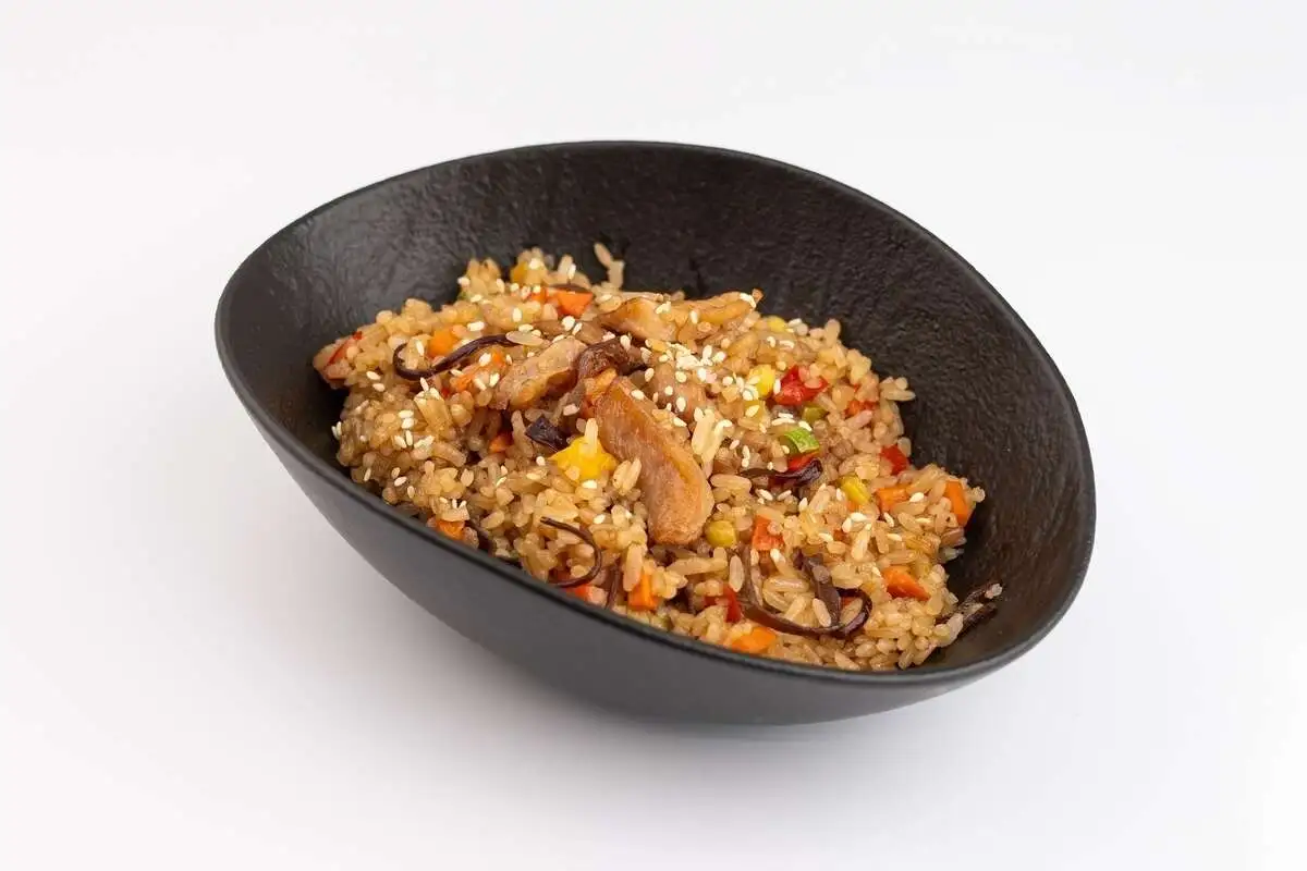 Жареный рис с курицей