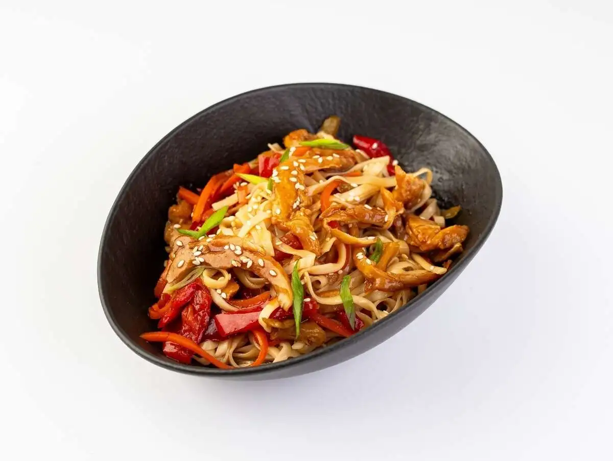 Вок удон с курицей в соусе терияки