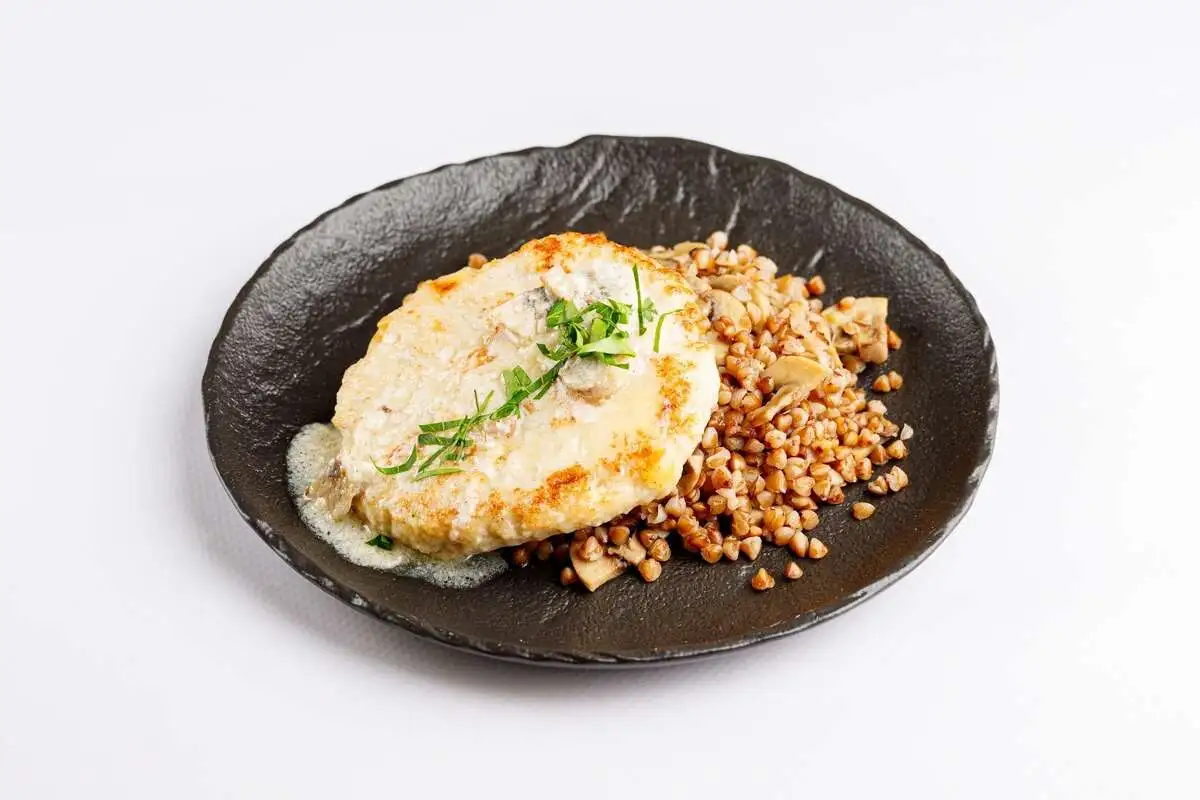 Куриная зраза с гречневой кашей и грибами