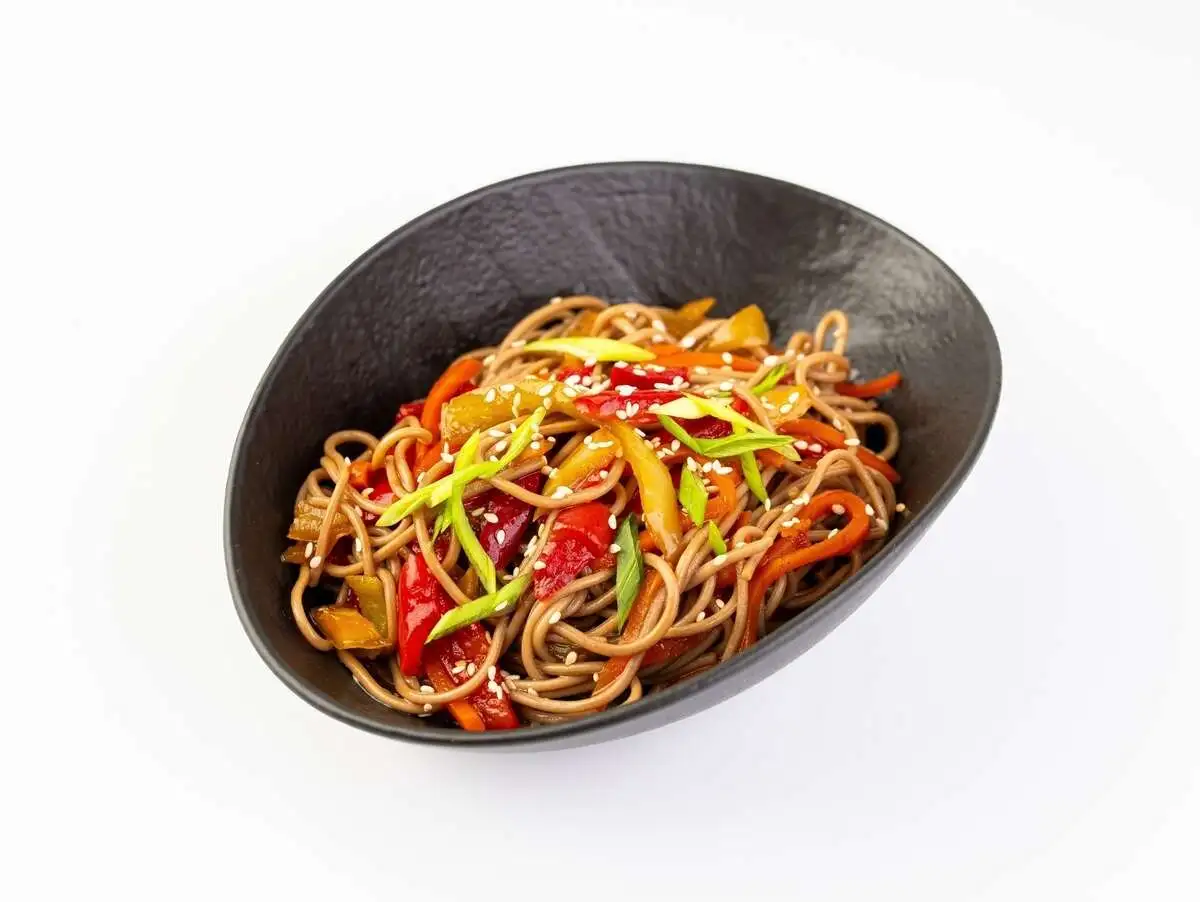 Гречневая лапша с овощами в перечном соусе