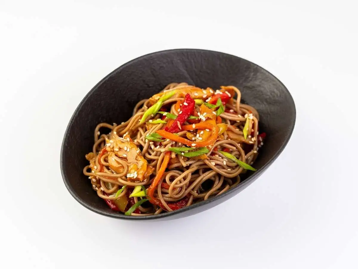 Гречневая лапша с курицей в соусе терияки