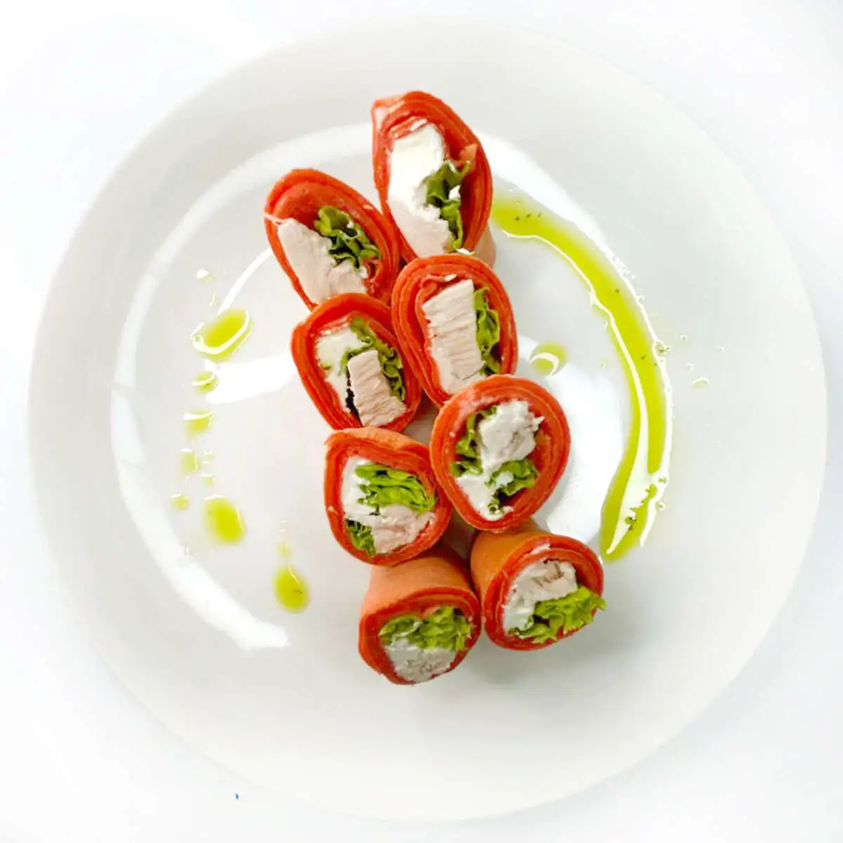 Блинчики с куриной грудкой горячего копчения и творожным сыром