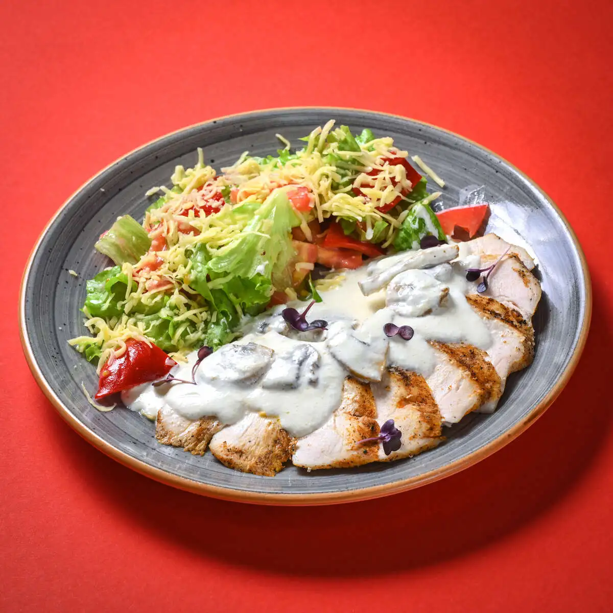 Куриная грудка с салатом из свежих овощей