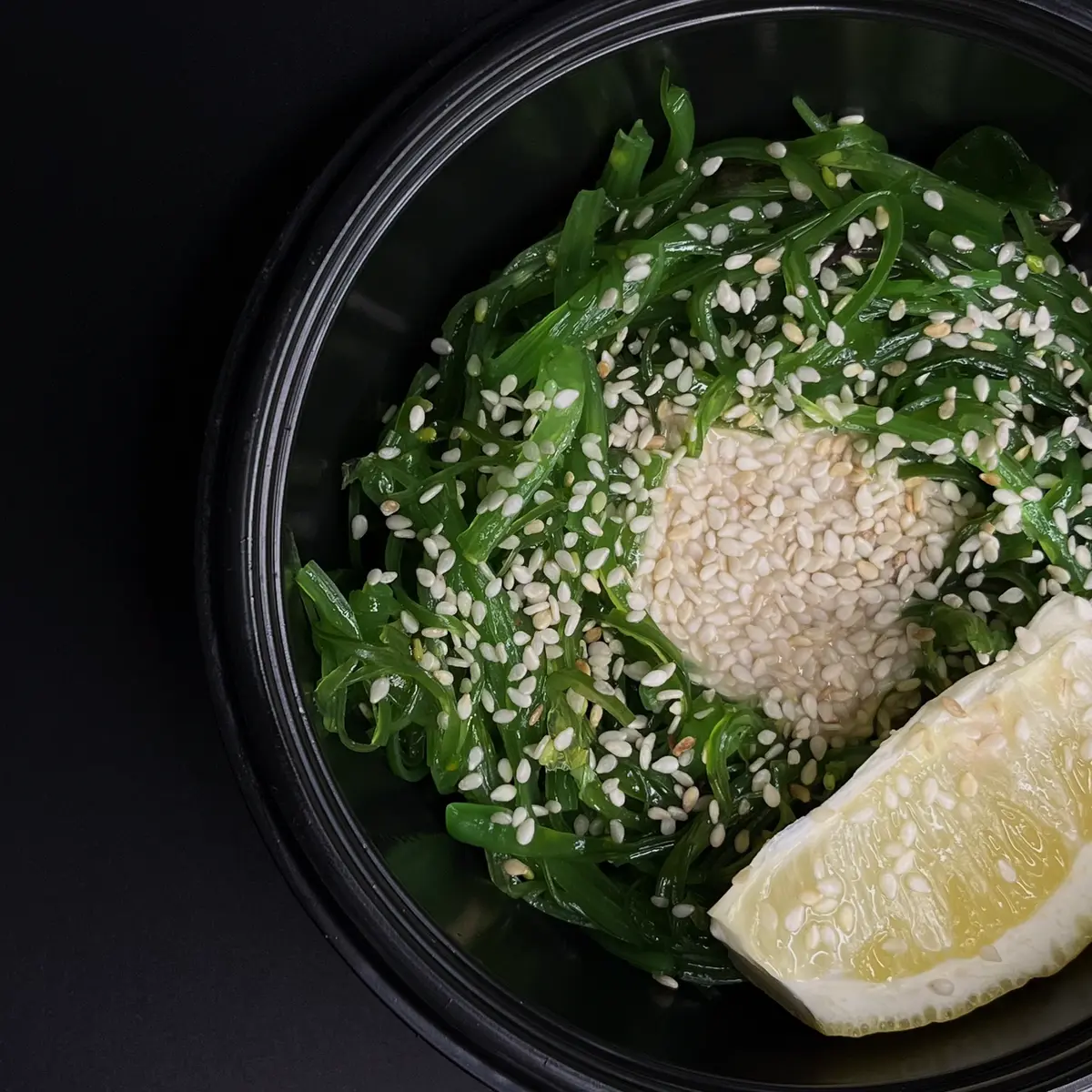 Чука салат с ореховым соусом и лимоном