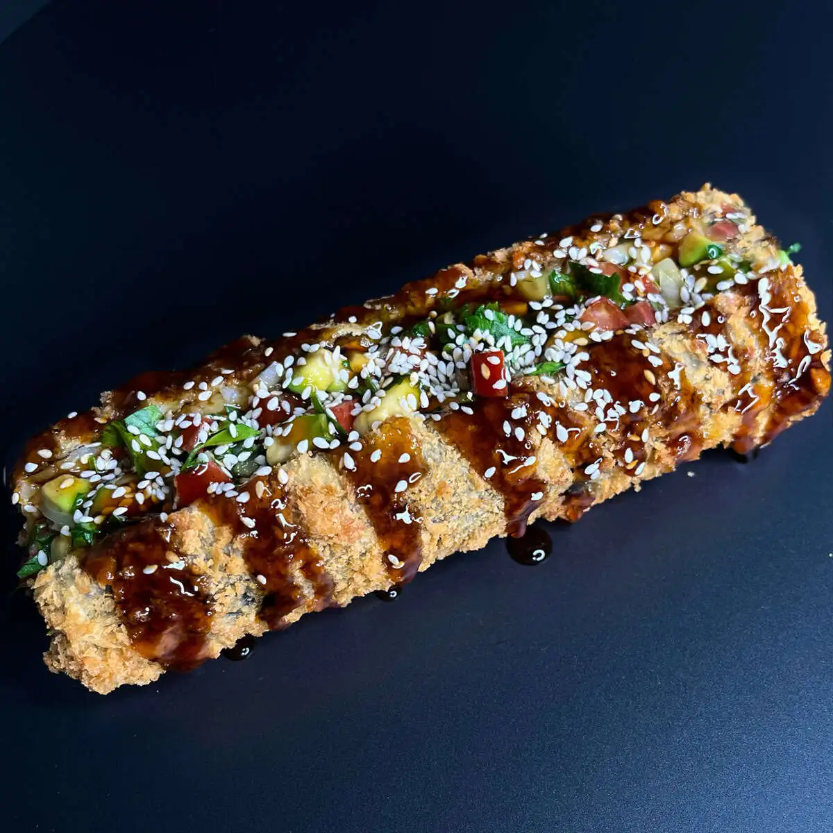 Хот-ролл с лососем и гуакамоле