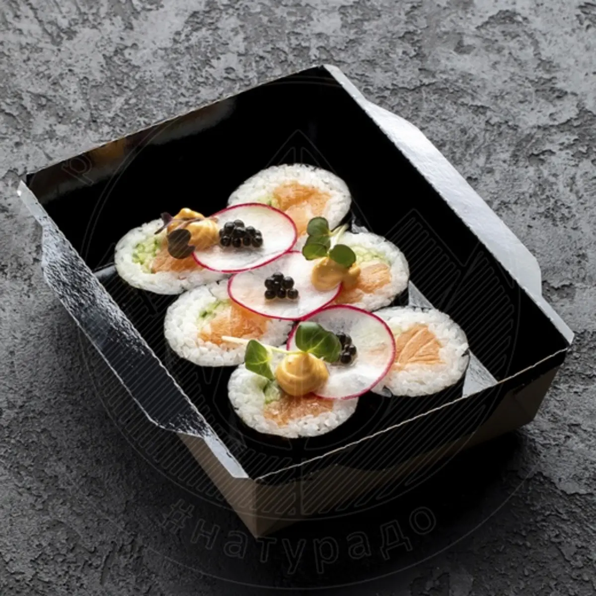 Ролл с лососем и Спайси соусом