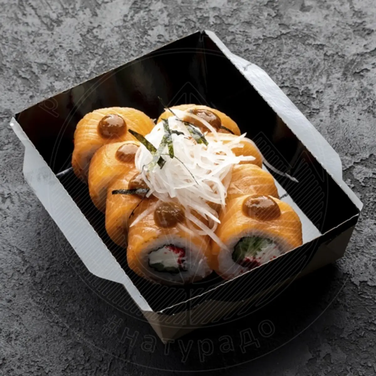 Филадельфия c соусом "чёрный перец", слабосоленый лосось