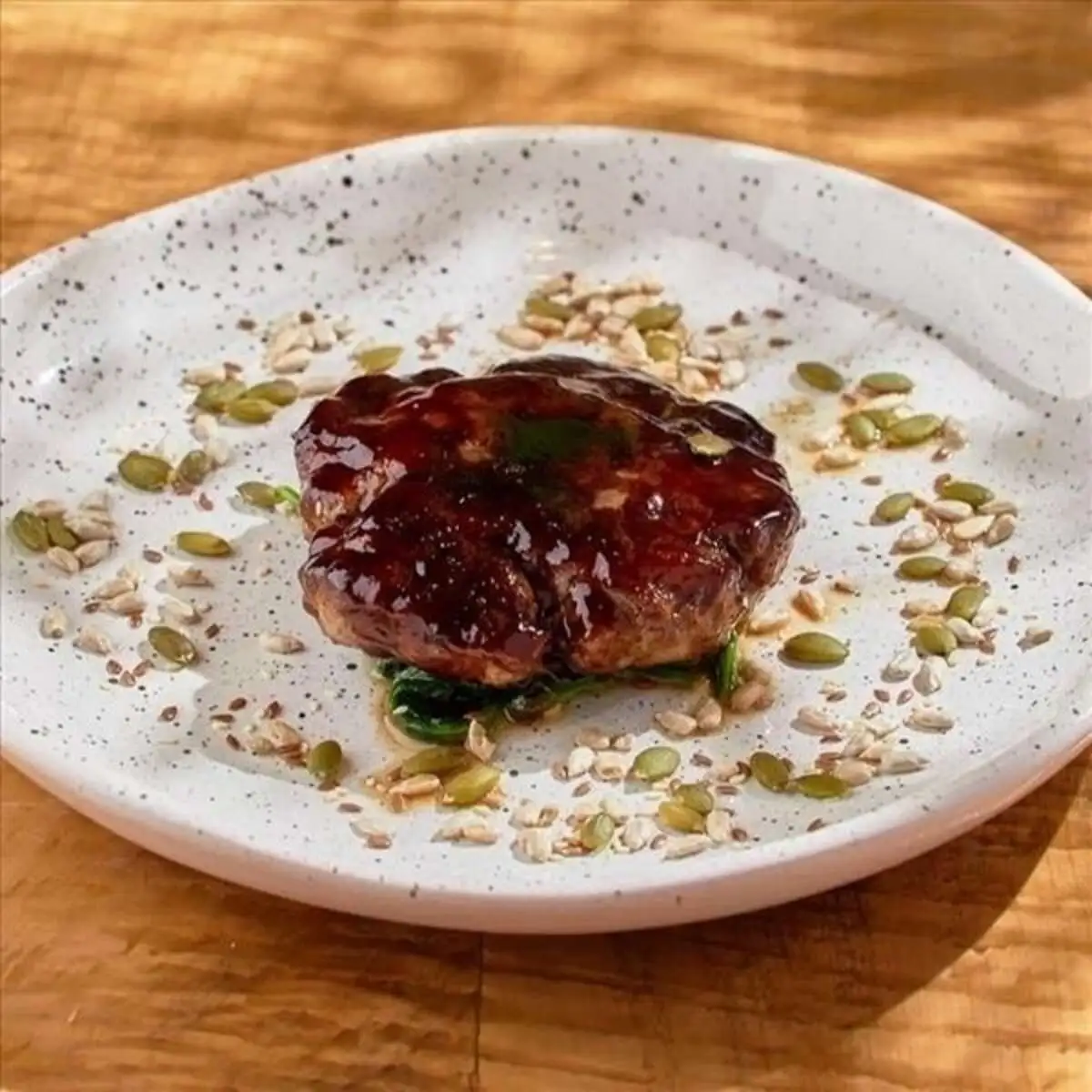 Бифштекс со шпинатом и миксом семян 