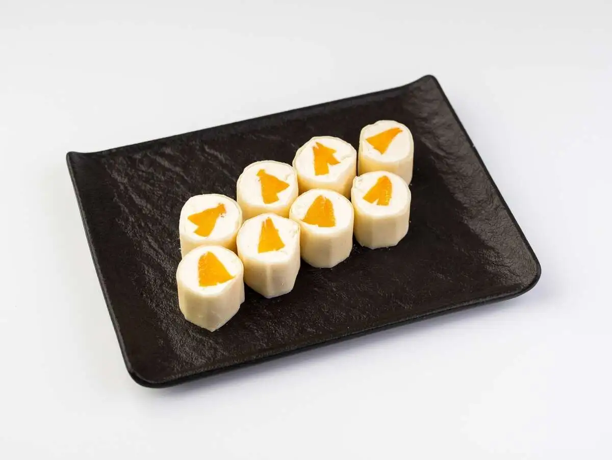 Сладкий ролл с персиком