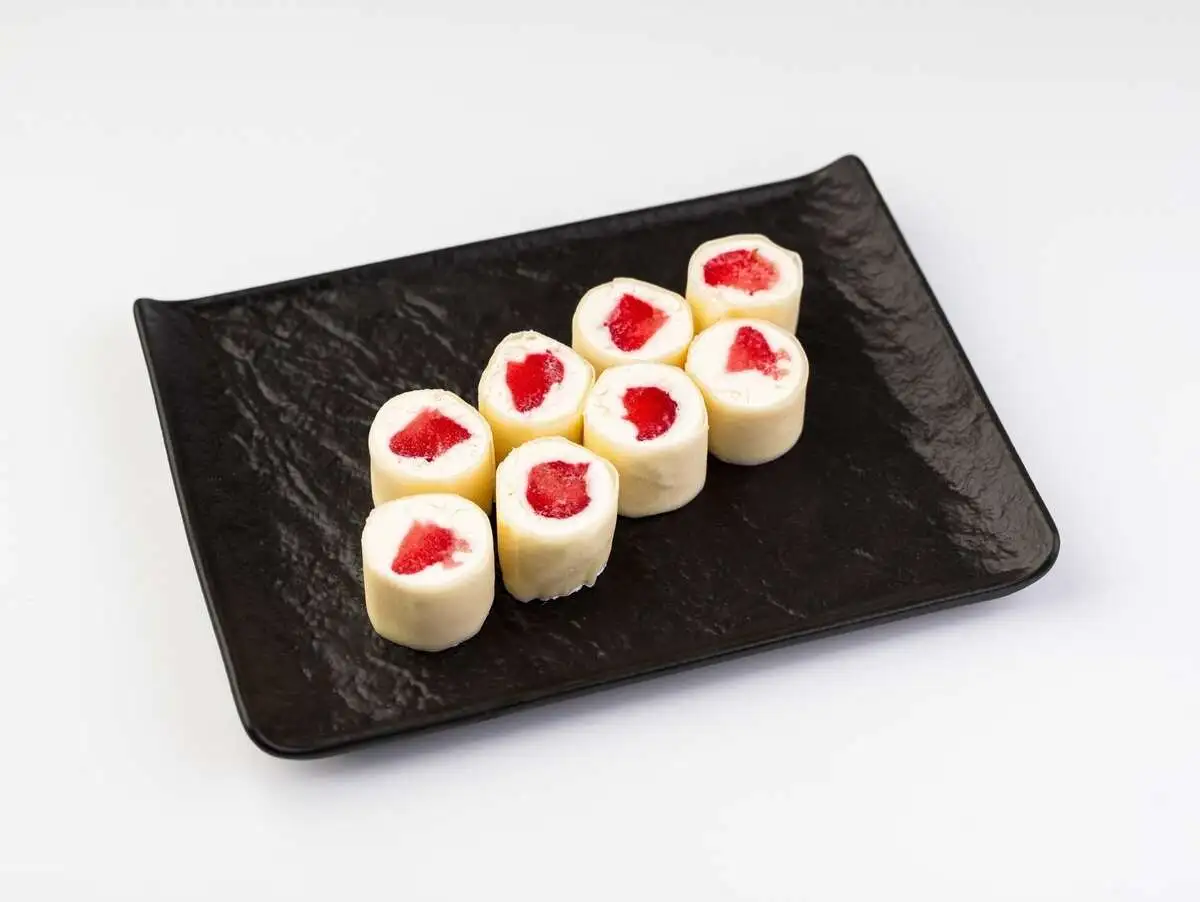 Сладкий ролл с клубникой