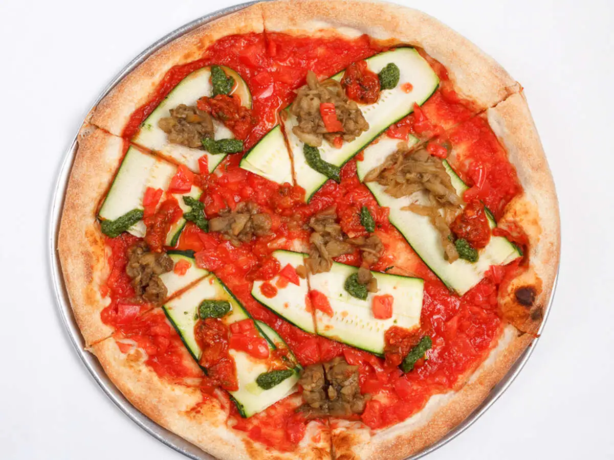 Овощная пицца: баклажаны, цукини, свежие томаты, песто, путанеска