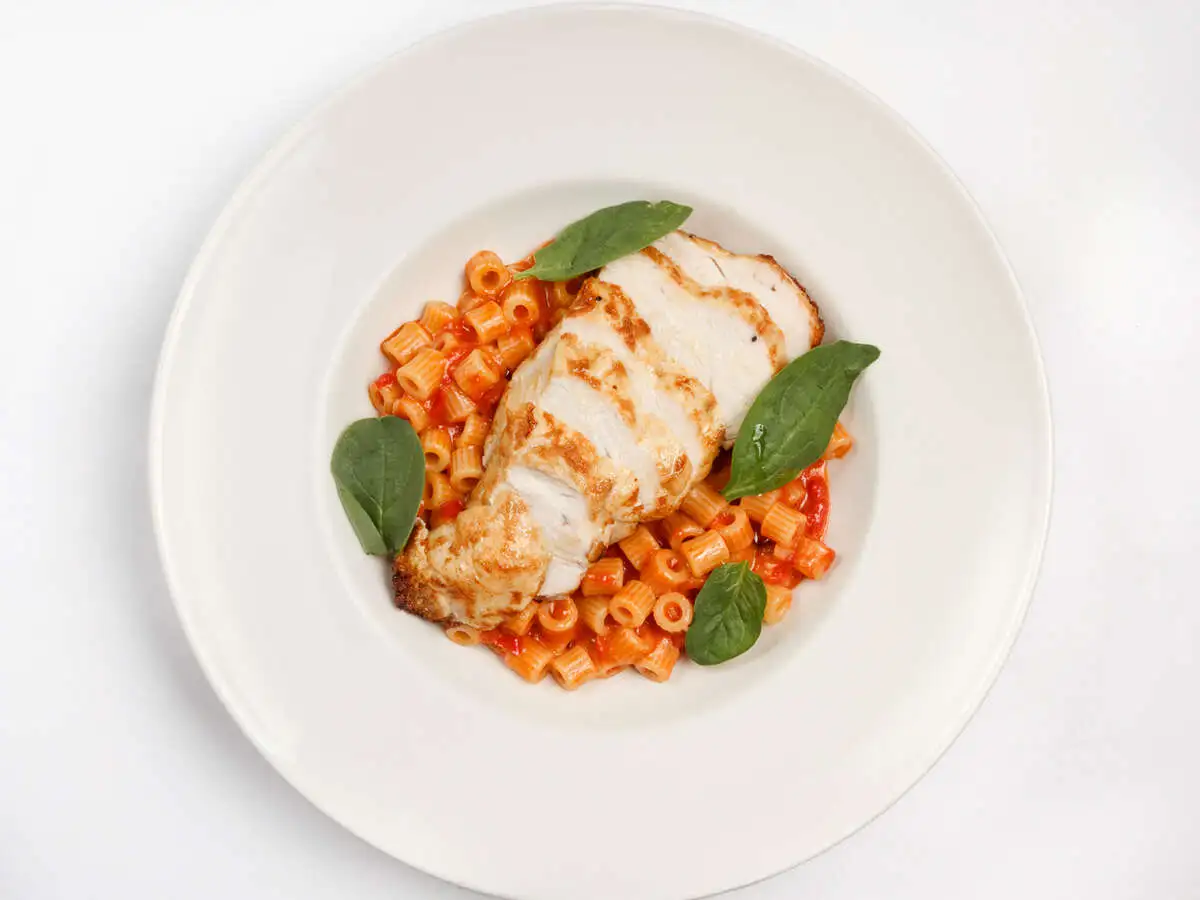 Запечённая куриная грудка с пастой тубетти с томатами и шпинатом