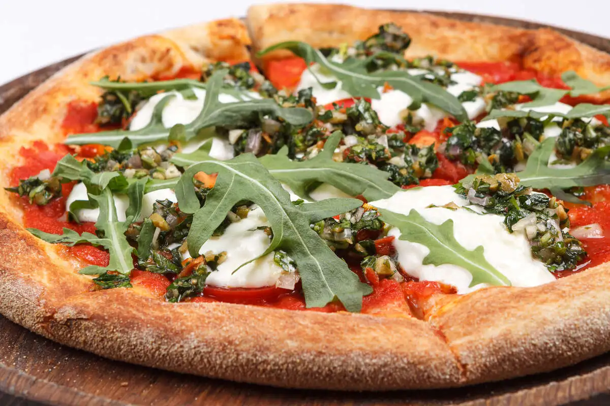 Пицца с томатами, страчателлой и тапенадой из оливок