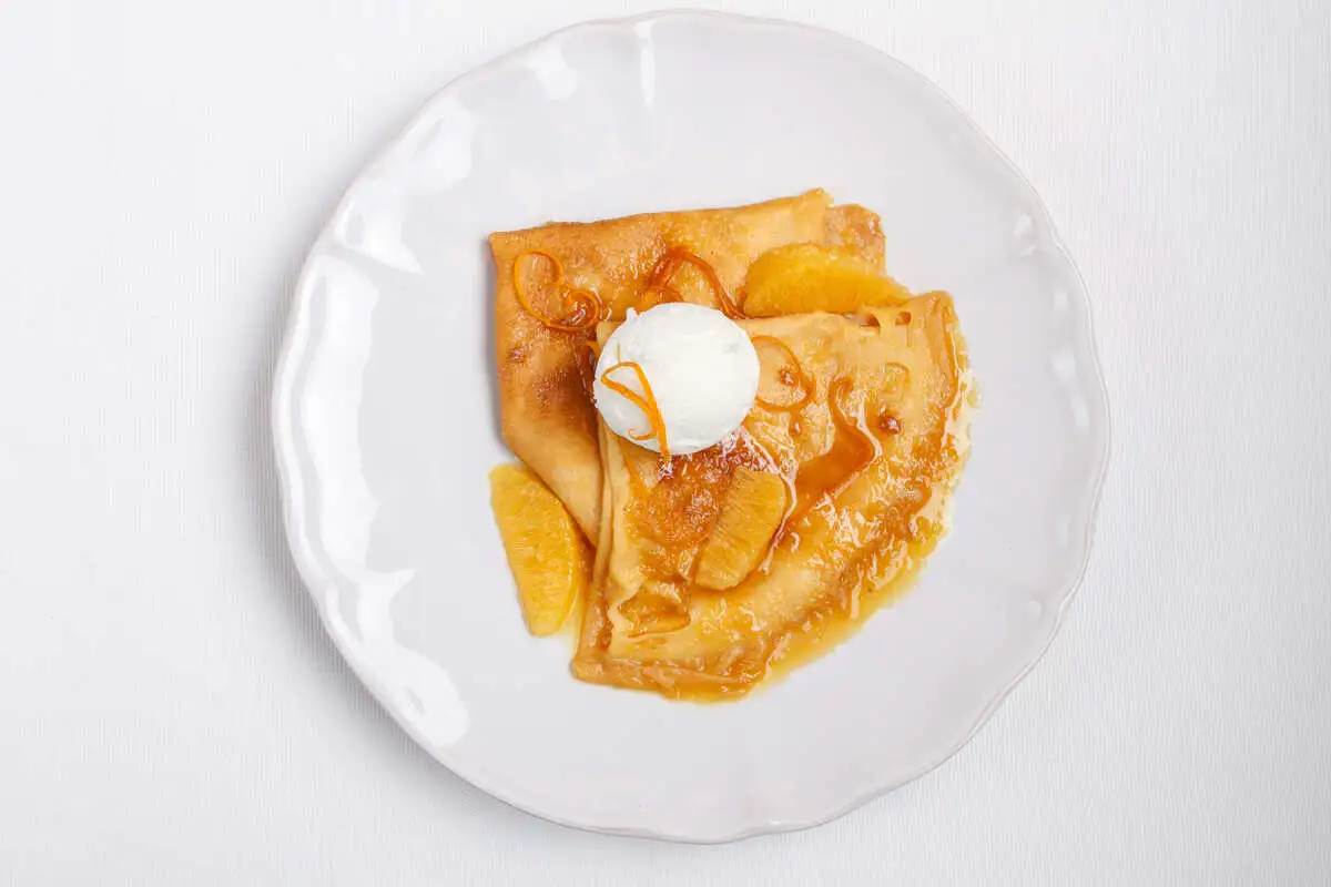 Блинчики креп-сьюзетт с апельсиновым соусом