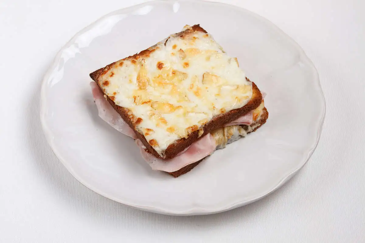 Крок месье с ветчиной, грюйером, камамбером