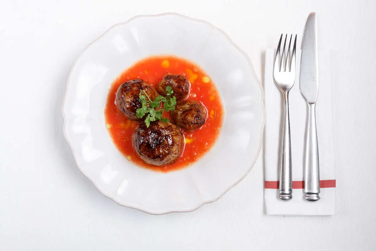 Фаршированный лук с полбой и овощным рагу в легком томатном соусе