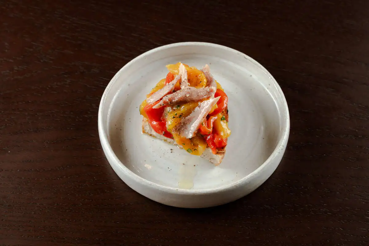 Брускетта с тунцом и перцем