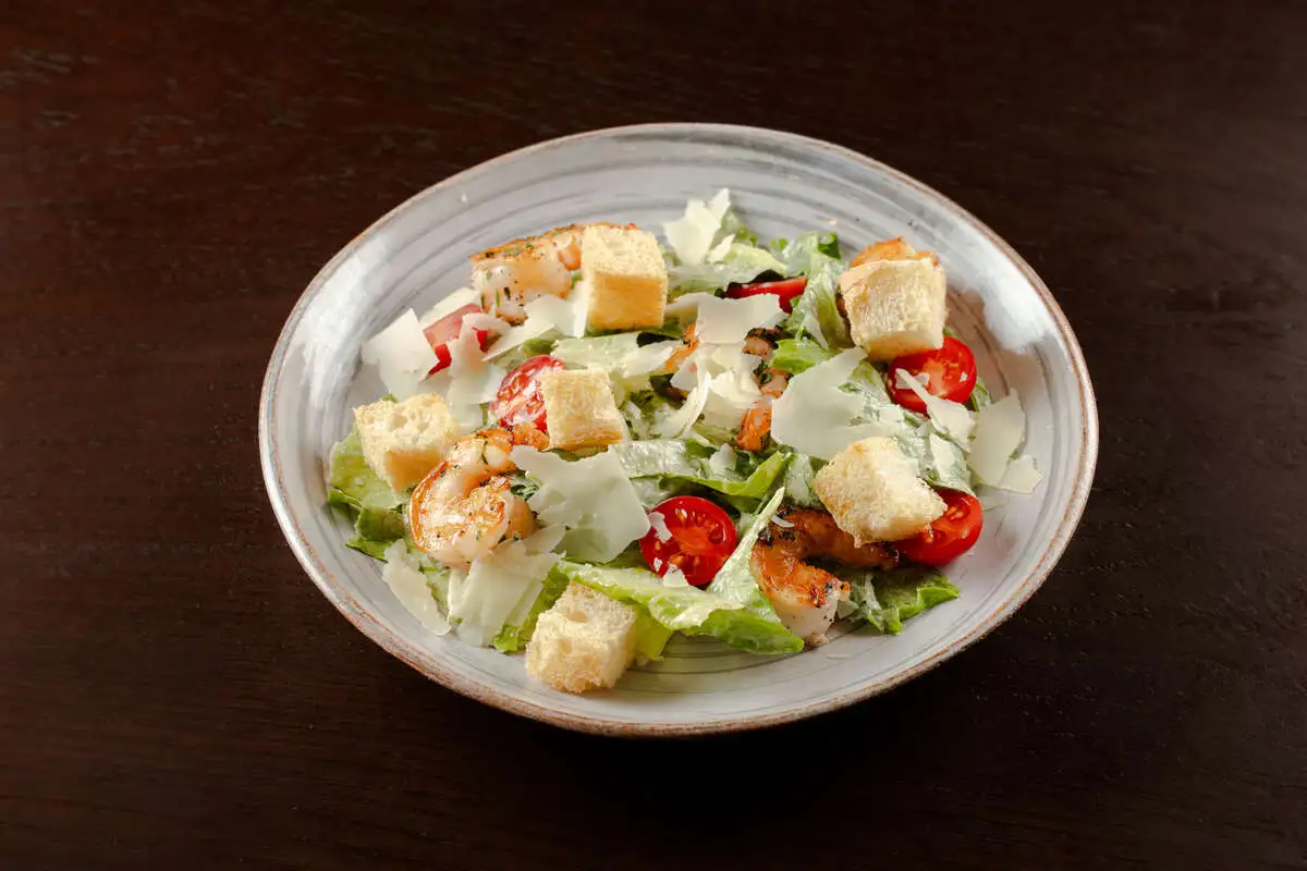 Салат Цезарь с креветками