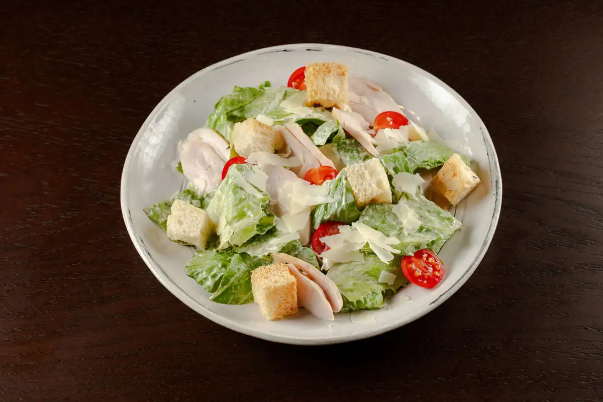 Салат Цезарь с курицей