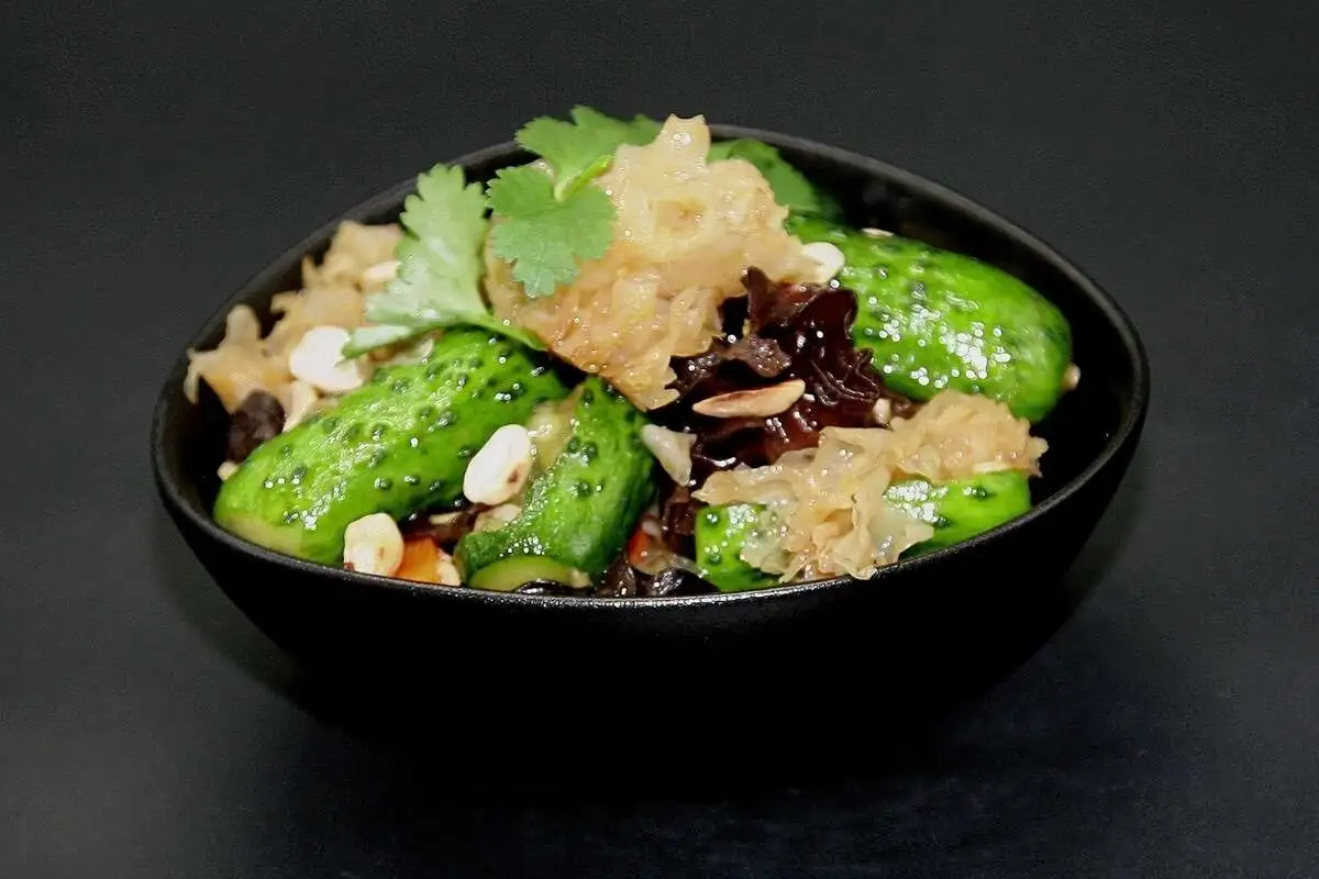 БИТЫЕ ОГУРЦЫ С ДРЕВЕСНЫМИ ГРИБАМИ, 200 гр