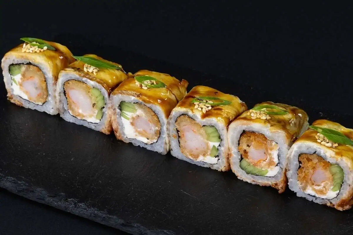 ролл КРЕВЕТКА ТЕМПУРА И УГОРЬ