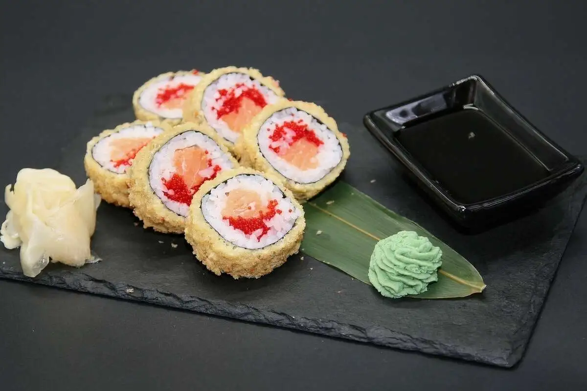 ЖАРЕНЫЙ РОЛЛ С СЁМГОЙ И ТОБИКО