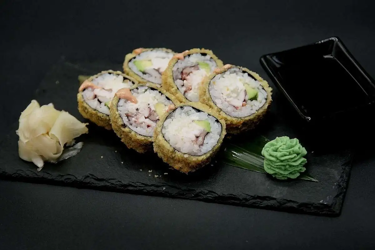 ЖАРЕНЫЙ РОЛЛ С ОСЬМИНОГОМ И АВОКАДО