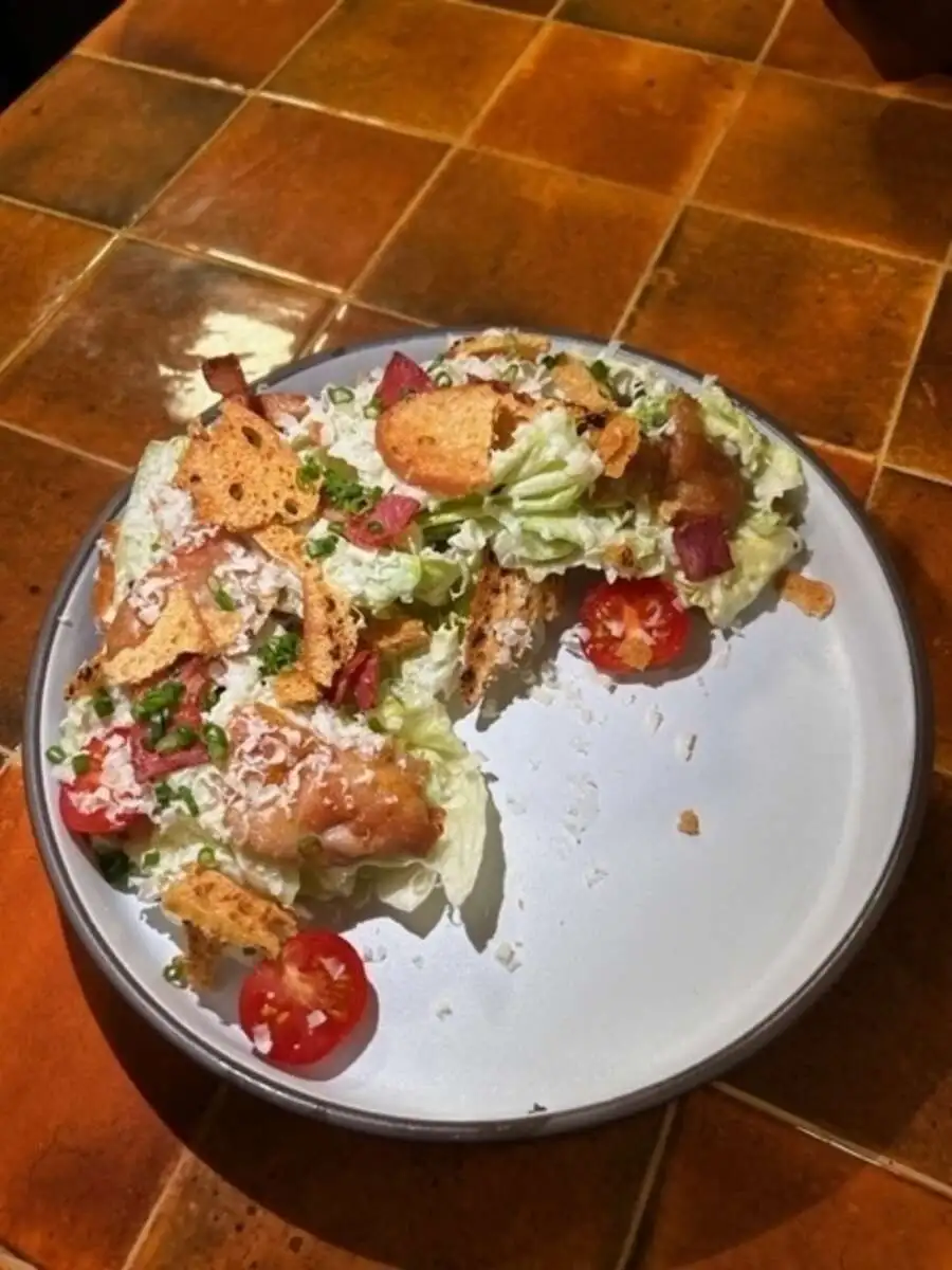 Цезарь с цыплёнком и беконом 