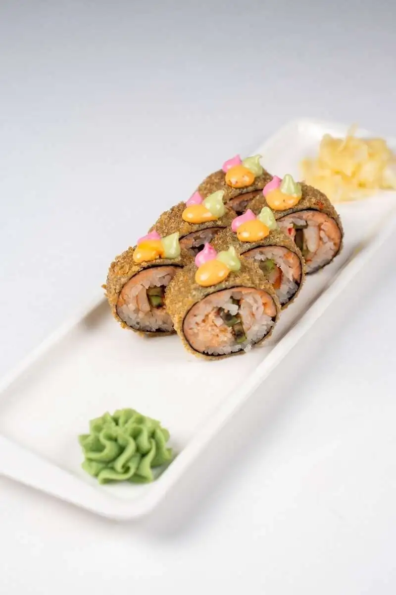 Горячий ролл краб,лосось и авокадо